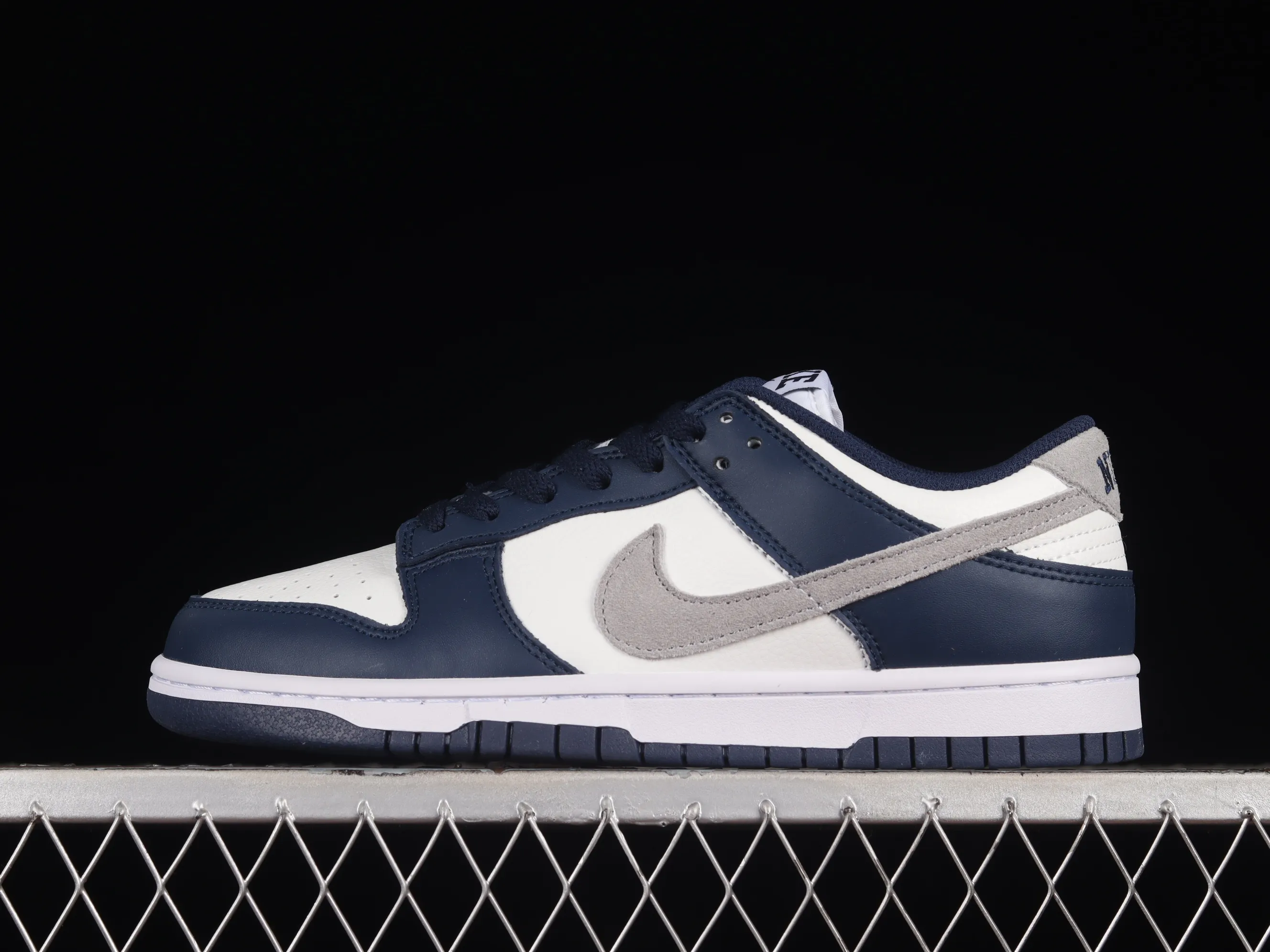 All categories Nk SB Dunk Series Nk SB Dunk Low low-top sneakers Cost-effective version Nk Dunk Low "Midnight Navy" blue and white SB low-top sports and leisure sneakers FO9749-400